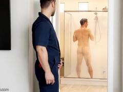 Muscle Hunk Spreads Tight Asshole For Plumbers Thick Pipe