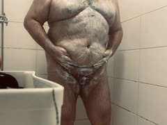 Massive guy enjoys getting his ass filled with bath foam in the tub