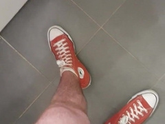 Je me branle avant la shower et sperme sur mes pieds