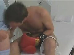 Doctor da una terapia sexual a joven boxeador