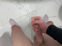 BOY SPUNKS MOUTH-WATERING SANS MITTS IN THE TUB