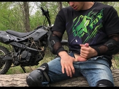 Русский БАЙКЕР во время катания на МОТО в лесу ВОЗБУДИЛСЯ и подрочил на публике