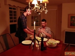 Homo 3-way: Muscle dude goes wild with facial cumshot in threesome