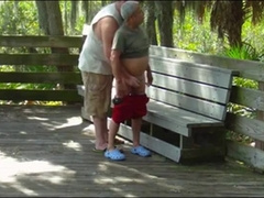 Gordo cepillandose a abuelo en el parque 3
