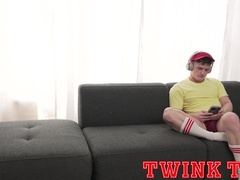 TwinkTop Athlete gives dangled and uncircumcised Mateo Tomas a oral