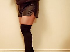 Tranny in overknee boots masturbates.