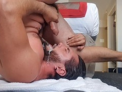 Solo dude gives himself a creamy taste of his own cum after self-facial and self-suck
