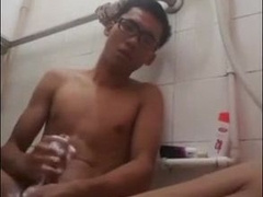 thai boy JO in shower on cam (2'15'') 9