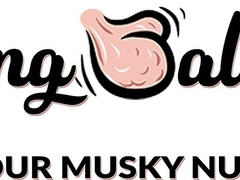 Buff dude jerking off hardcore with his balls swinging