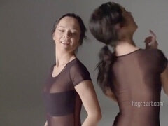 Plage, Bisexuelle, Brunette brune, Européenne, Nue à poil, Nénés, Jumeaux