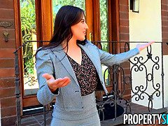 Aubree Valentine convinces picky client to buy her home with deepthroating & ass eating