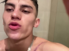 I Masturbate In The Gym Bathroom While No One Notices