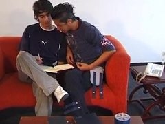 compañ eros estudiando y cogiendo