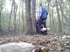 Nuckeln im Wald im Hoodie