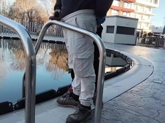 untip in maseaja pula pe balustrada piscine cun vibro