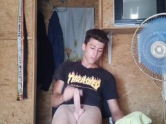 Юный студент решил по-быстрому полрочить огромный хуй когда начальник стоит за дв