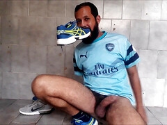 Me into sneakers (V000018)