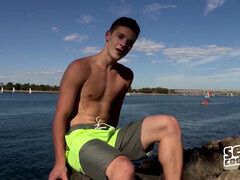 Hot hunk Robbie gets off solo in a steamy session