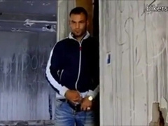 Espiando um macho latino amador se masturbando até o orgasmo