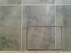 ejaculation dans la salle de bain