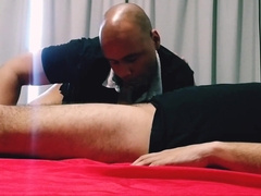 EL ENCARGADO DE MI DEPARTAMENTO ME PIDE QUE LE CHUPE LA VERGA A ESCONDIDAS