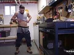 Maskurbate - Hunk Construction Worker Jerks Off At Work