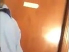 Porteiro dando aliviada no trampo 2