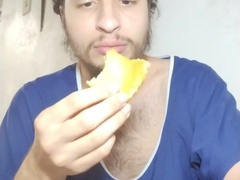 Fetish em comida, comendo um calzone inteiro quero crescer musculo