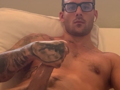 WHITE STUD Faps his Xxl Man Meat!