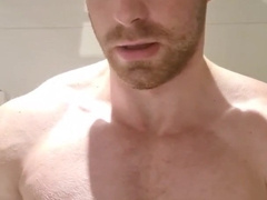 Muscled stud is fapping off and pop-shot