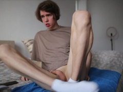 MAN OBSERVING PORNO WHILE PARENTS ARE OUT OF HOME, WANK OFF AND JISM