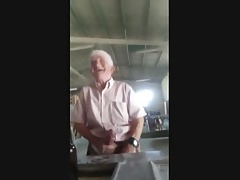 Vaya manguera que saca el abuelo en el taller