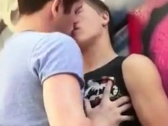 deux jeunes meks a l exterrieure