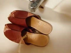 Piss in wifes clogs