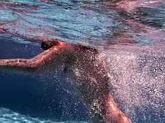 Nackt, Pool