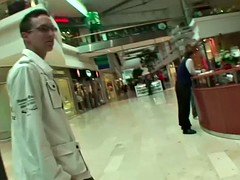 Teeny in der Mall angesprochen und von 2 Typen auf gefickt