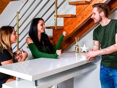 茶髪の, 指いじり, レズビアン, なめる, 下着, オナニー, タトゥー, おもちゃ