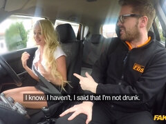 Anal, Rubia, Coche, Penetracion con dedos, Lamidas, Al aire libre, Coño, Esposa