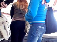 Hermosa pelirroja con leggins transparente (camara lenta)