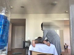 アジア人, デカチン, 黒人, 黒人, 手コキする, マッサージ, 淫乱熟女, オッパイの