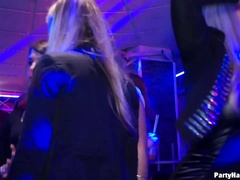 茶髪の, 着衣女と全裸男, 衣服着たままセックス, 気狂い, バック, 眼鏡, グループ, 異人種間