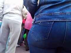 MASSIVE BUBBLE BUTT ON MOMMY MILF