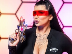 Grosse bite, Gros seins, Plantureuse, Tir de sperme, En levrette, Faciale, Tatouage, Branlette espagnole