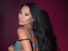 Nana, Gros seins, Plantureuse, Gorge profonde, Masturbation, Solo, Tatouage, Nénés