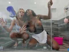 Bad, Schlafzimmer, Schwarz, Handjob, Hausmädchen, Masturbation, Piercing, Weibliche ejakulation