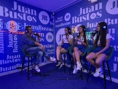 Бисексуалы, Брюнетки, Дилдо, Домашнее видео, Натуральные сиськи, Сквиртинг, Втроем, Шлюха