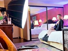 Nana, Brunette brune, Embrassement, Lesbienne, Piercing, Softcore, Tatouage, Nénés