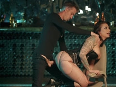 Anal, Gros cul, Gros seins, Sucer une bite, Brunette brune, En levrette, Faciale