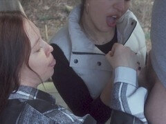 Zwart, Pijpbeurt, Sperma in mond, Sperma shot, 1 man 2 vrouwen, Buiten, Openbaar, Trio