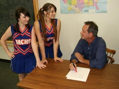 18 jaar, Grote lul, Grote mammen, Pompom meid, Handbeurt, Likken, Masturbatie, Mager